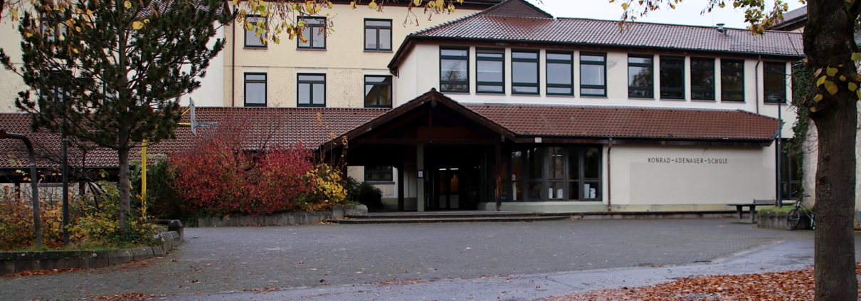 Anischt Gebäude Konrad-Adenauer-Schule zum Eingang