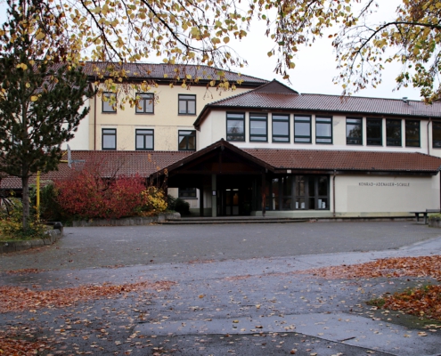 Anischt Gebäude Konrad-Adenauer-Schule zum Eingang