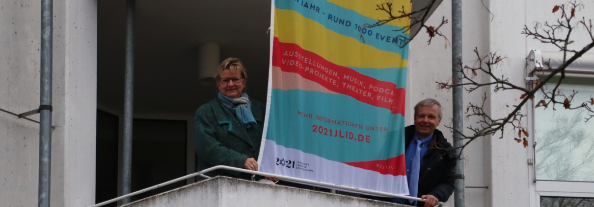 Auf dem Balkon mit Solidaritätsflagge: Sylvia Löhrmann und Bürgermeister Otto Neuhoff