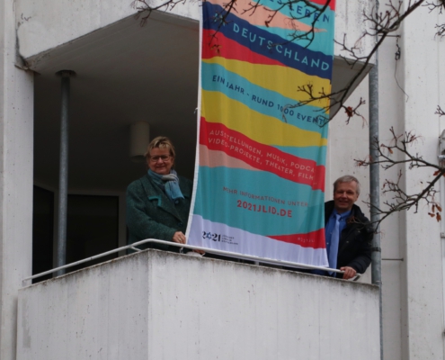 Auf dem Balkon mit Solidaritätsflagge: Sylvia Löhrmann und Bürgermeister Otto Neuhoff