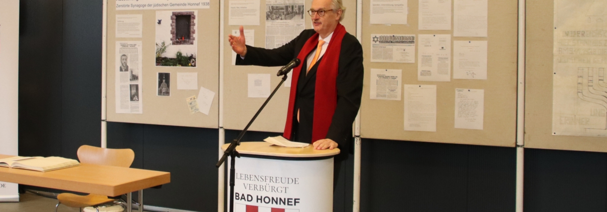 Rednerpult und Professor Rold D. Cremer, Ausstellung im Hintergrund
