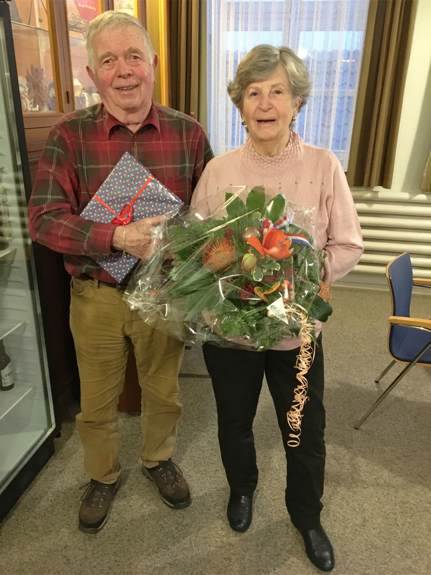 Das Ehepaar Ambill im Seniorentreff - Frau Ambill mit Blumenstrauß