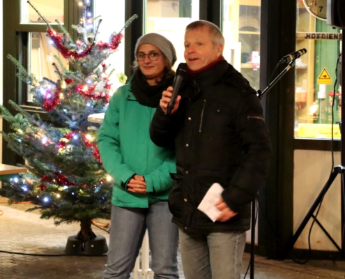 Geschmückter Weihnachtsbaum - Zwei Personen in Anoraks