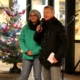Geschmückter Weihnachtsbaum - Zwei Personen in Anoraks