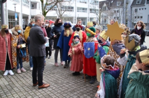 Vor dem Rathaus - Bürgermeister Otto Neuhoff umringt von Sternsingerkindern