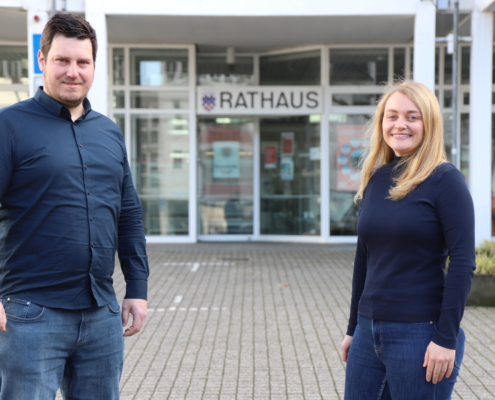 Ein Mann und eine Frau stehen vor dem Rathaus der Stadt Bad Honnef