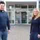 Ein Mann und eine Frau stehen vor dem Rathaus der Stadt Bad Honnef
