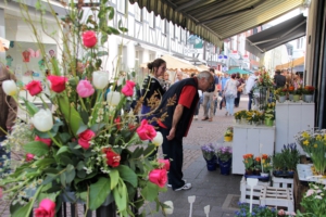 Besucher der Frühlingsmesse flanieren in der mit bunten Blumen geschmückten Fußgängerzone in Bad Honnef
